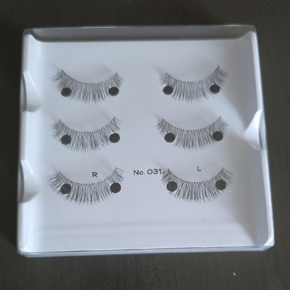 Black Glamour Lashes with Natural Curve and Volume